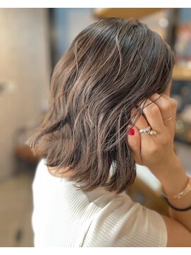 サンズ(SUNS) 切りっぱなし 外ハネ ボブ 髪質改善 カーキグレージュ