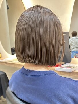 ヒビヲ(HIBIO) ショートボブ切りっぱなしボブタッセルボブミルクティーベージュ