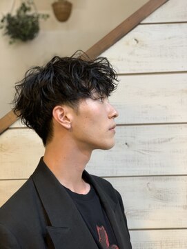 キュー(Cue_) 刈り上げツーブロックマッシュ×ロシパーマ［表参道、原宿］