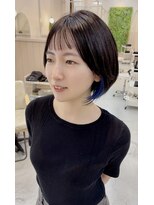 シダ(sida)&nbsp;大人かわいい小顔ショートレイヤーボブ　イヤリングカラー青