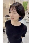 大人かわいい小顔ショートレイヤーボブ イヤリングカラー青