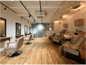 ソルトヘアー(SALT/Hair)の写真/カフェのような落ち着くインテリアが魅力。爽やかな空間でカルフォルニアブルーも晴れやかに◎