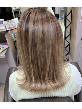 アールモンドヘア新世界 ミルクティーバレイヤージュ