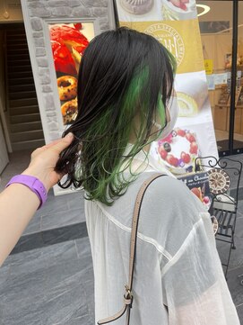 アイリー 名古屋(A/LEE) インナーカラー／緑ヘア