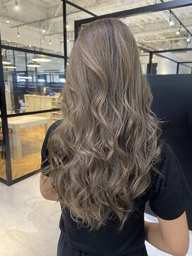 エミュスト(Emuest) 心斎橋　グレージュ　外国人風