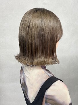 イロハ(IROHA) ぱつっとボブ×オリーブグレージュ