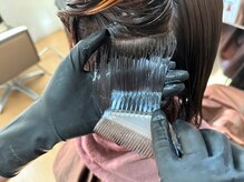 高濃度水素パウダーを配合させた髪質改善を塗布します。カラー剤などにも配合可能です■越谷/北越谷