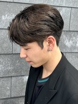 ヒュイル バイ ニアウ(Hwyl by Niau) センターパートかき上げメンズカットアイロンカラーショート