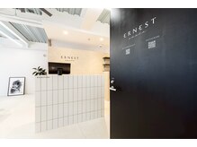 入口正面に受付がございます。