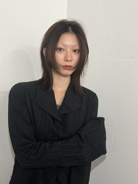 顔まわりレイヤー/モードミディアム/切りっぱなし/新宿
