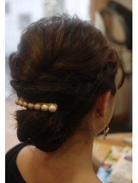 サエラクワトロ バレッタを使った編み込みアレンジ