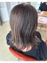 ウラ(.ula)&nbsp;アッシュグレイハイライト外はねボブ脱白髪染め髪質改善浦和