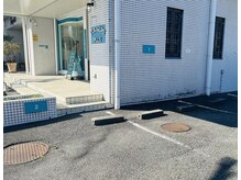 ユキグミプラス(yukigumi+plus)の雰囲気（駐車場はコチラ2台です。ブルーのプレート1・2）