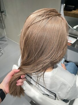 ニキータ(Nikiita) クリスタルベージュ B2439