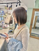 ヒビヲ 天神警固(HIBIO) ショートボブ切りっぱなしボブタッセルボブブリーチダブルカラー