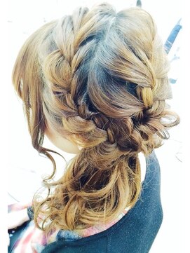 ヘアーメイク ティアラ(Hair make Tiara) 編み込みサイドヘア☆+゜