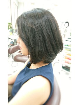 ピンナップガール pinup girl 女性らしい優しさのエアリーシルエットボブ