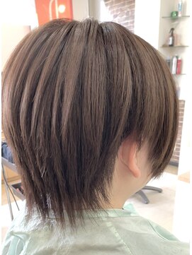 カットハウス はさみの部屋 変形ウルフ/ショートレイヤー/サイドパート/プラチナアッシュ