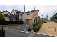 グッドラック(Good Luck)の雰囲気（サロンの隣に2台分駐車場があります。）