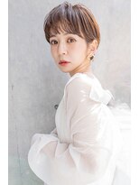 レゴ(REGO)&nbsp;グレージュカラーシルキーべージュ、デザインカラー斜めバング