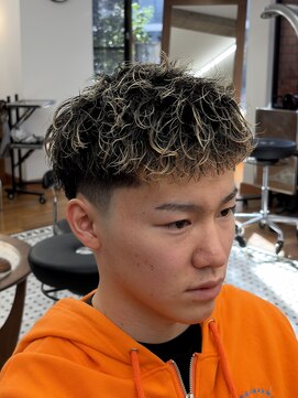 ザデイ カットアンドカルチャーショップ(THE DAY CUT&CULTURE SHOP) ルーズパーマショート【テーパーフェード】