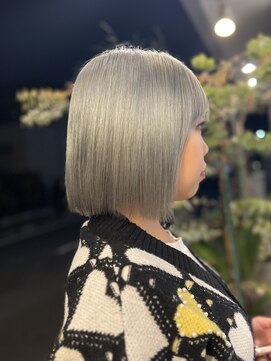 ジェニュイン(genuine) ミニボブワンレングス/ハイトーングレージュ