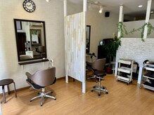 美容室 フェリーチェの雰囲気（ひと席づつのスペースが広く、ゆったりくつろげる施術台♪[稲毛]）