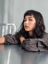 クラウンズヘア&nbsp;黒髪ウェーブ×ショートバングの抜け感ミディ