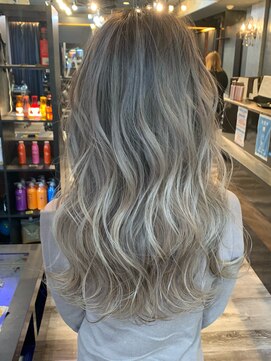 キラ(KIRA) ホワイトグレージュバレイヤージュ