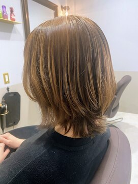 バイラ(Bailar) Bailar【バイラ】外ハネ　レイヤースタイル×ベージュカラー