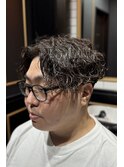 波巻きパーマ　センターパート　メンズ