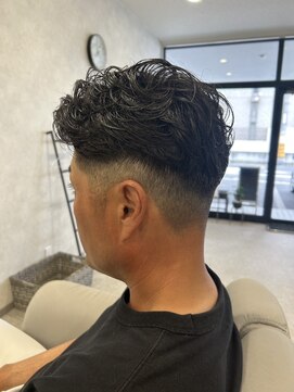 バーバーサンクチュアリ(Barber Sanctuary) ニュアンスカールxスキンフェード