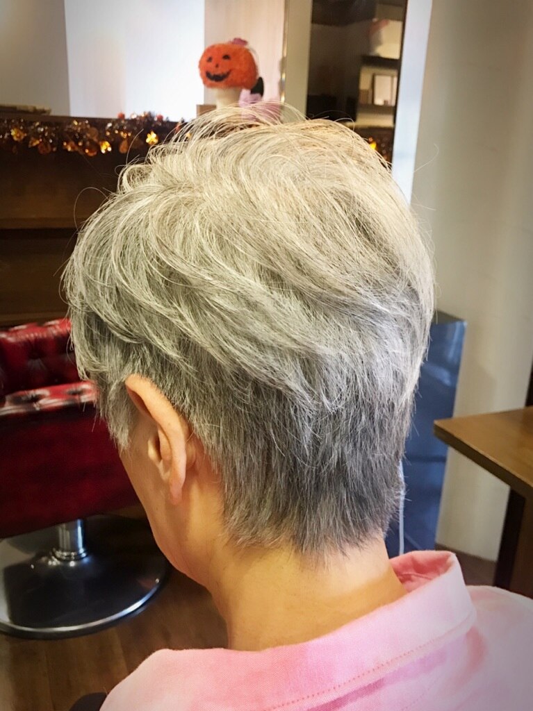 60代70代 白髪を生かしたシニアショートヘア！！：L019552208