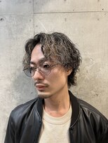 リベルテ グリット(Liberte Grit)&nbsp;センターパートウルフパーマ金メッシュツイストスパイラル眉毛