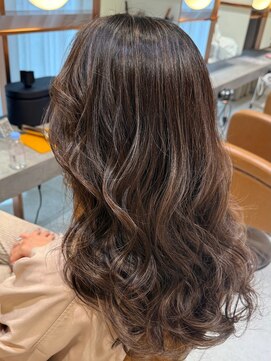 ハロウ 天神(Halou) 白髪ぼかし×ハイライト×ブレンドカラー×ロング