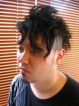 チョコチップ(CHOCOCHIP) アヴァンギャルドなツーブロックのパーマスタイル