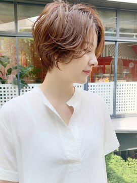 アンド ストーリーズ(&STORIES) 大人可愛い前髪長めのひし形耳掛けショートボブ30代40代50代