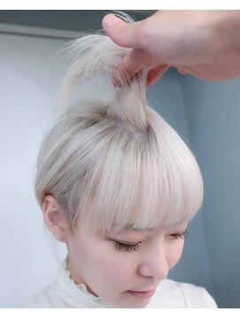 プネル(punel) ウルフレイヤーウルフカットケアブリーチ佐藤ホワイトベージュ