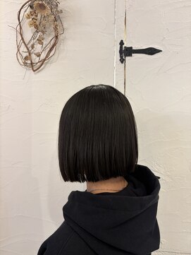 重めの切りっぱなしボブ