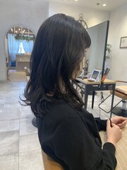 韓国風ミディアムヘア/ぷつんと前髪/ニュアンスカール/暗髪