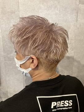 ヒューガルデン(Hoegaarden) プラチナアッシュ　ツーブロックショートスタイル