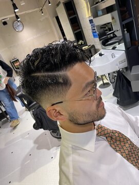 フランクスバーバーザスタンド(Frank’s barber the stand) サイドパートスキンフェードラインE