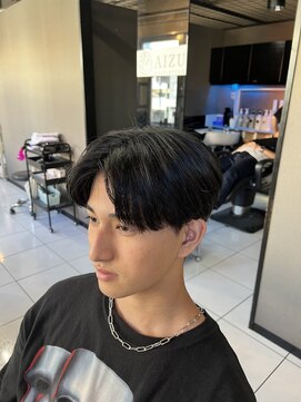 アイズ 海老名(AIZU) センターパート ニュアンスパーマ 刈り上げセンターパート