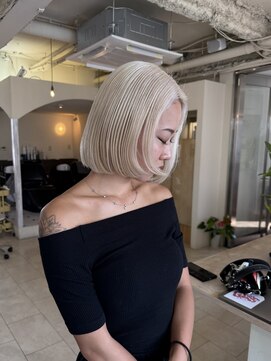 シュシュ(chouchou) whiteblonde × straightbob