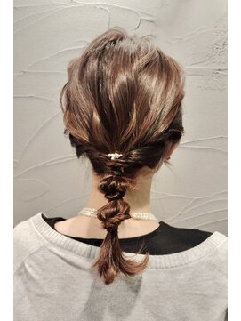 サンジュウナナドシー 大宮東口店(37.0℃) 上品ゆるふわ編みおろしカチモリ風アレンジ