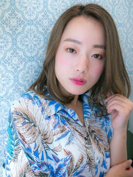 ルティア(Lutia) グレージュ 透明感 小顔 大人可愛い ★★