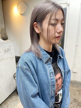 ソイ 下北沢(soi) 【White gray beige】ミディアムレイヤー_センターパート_グレー
