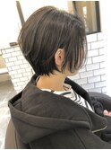首と頭のシルエットが綺麗に見えるショートヘア!
