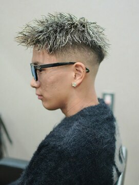 スラッシュ(SLASH) ツイストパーマ/短髪/ホワイトメッシュ/スキンフェード/姫路