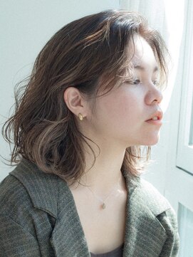 ハク アトリエ(HaKU atelier) 大人かわいい耳かけくせ毛風ハイライトカラーボブウルフ